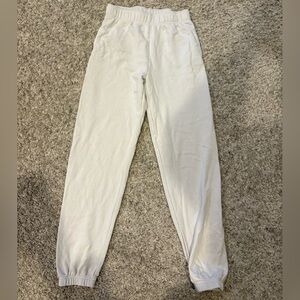 Aritzia TNA The Boyfriend Cream Joggers/Sweatpants, Cozy Sweatfleece Boyfriend